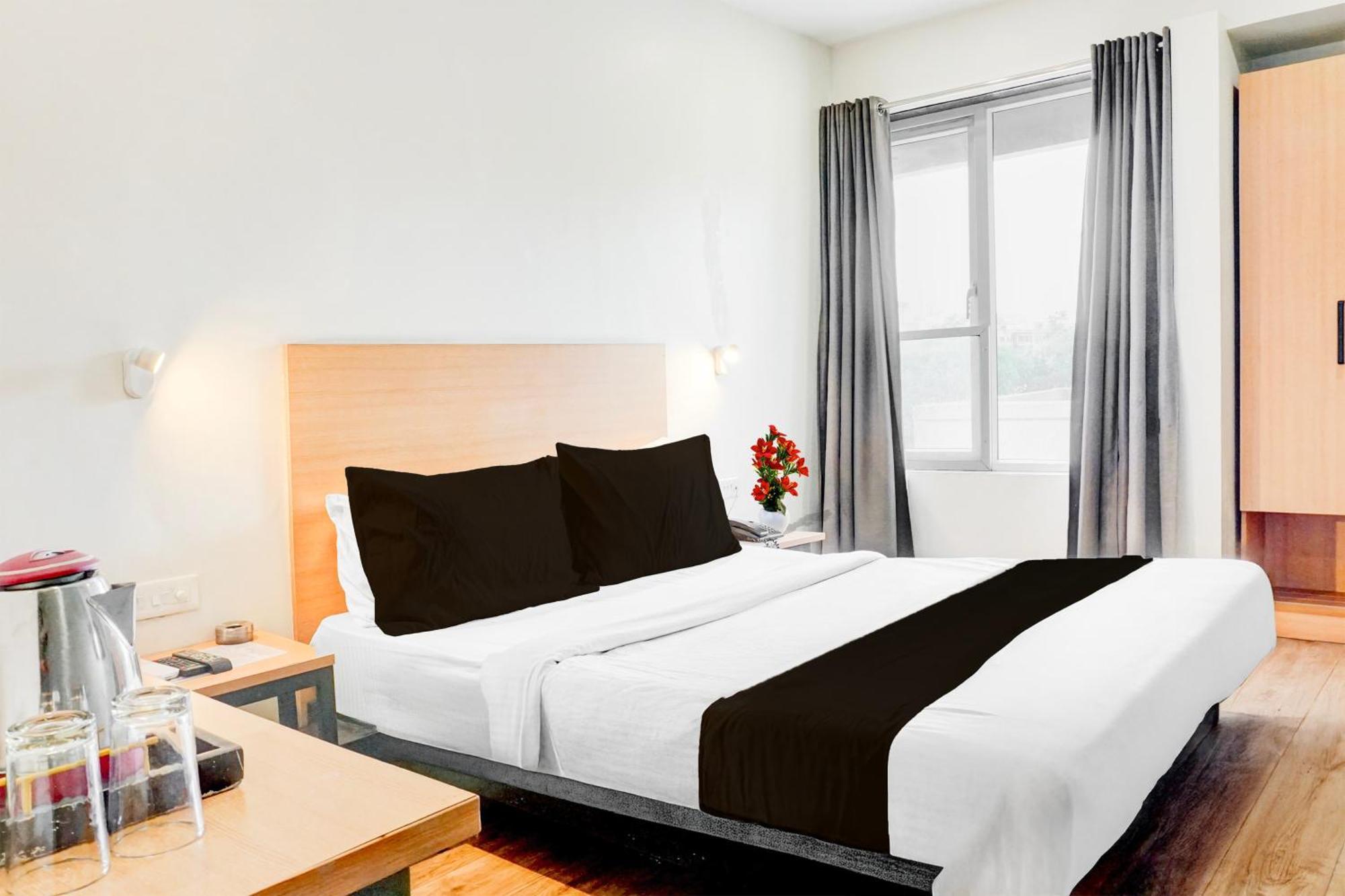 Super Townhouse Mg Road Pune Exterior photo