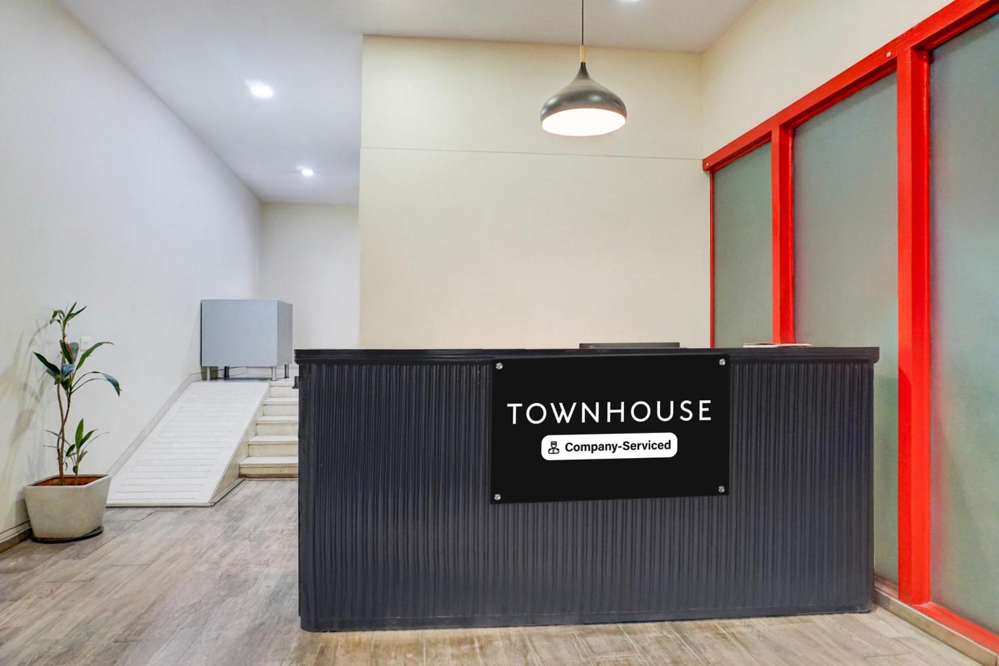 Super Townhouse Mg Road Pune Exterior photo